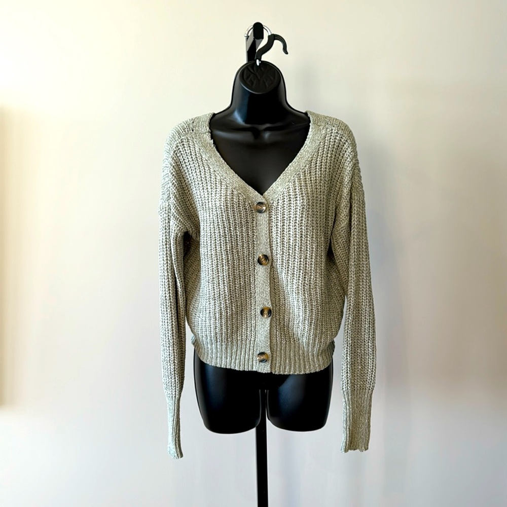 Cute,green sweater! In size L, the brand is Sincerely Jules. With tags